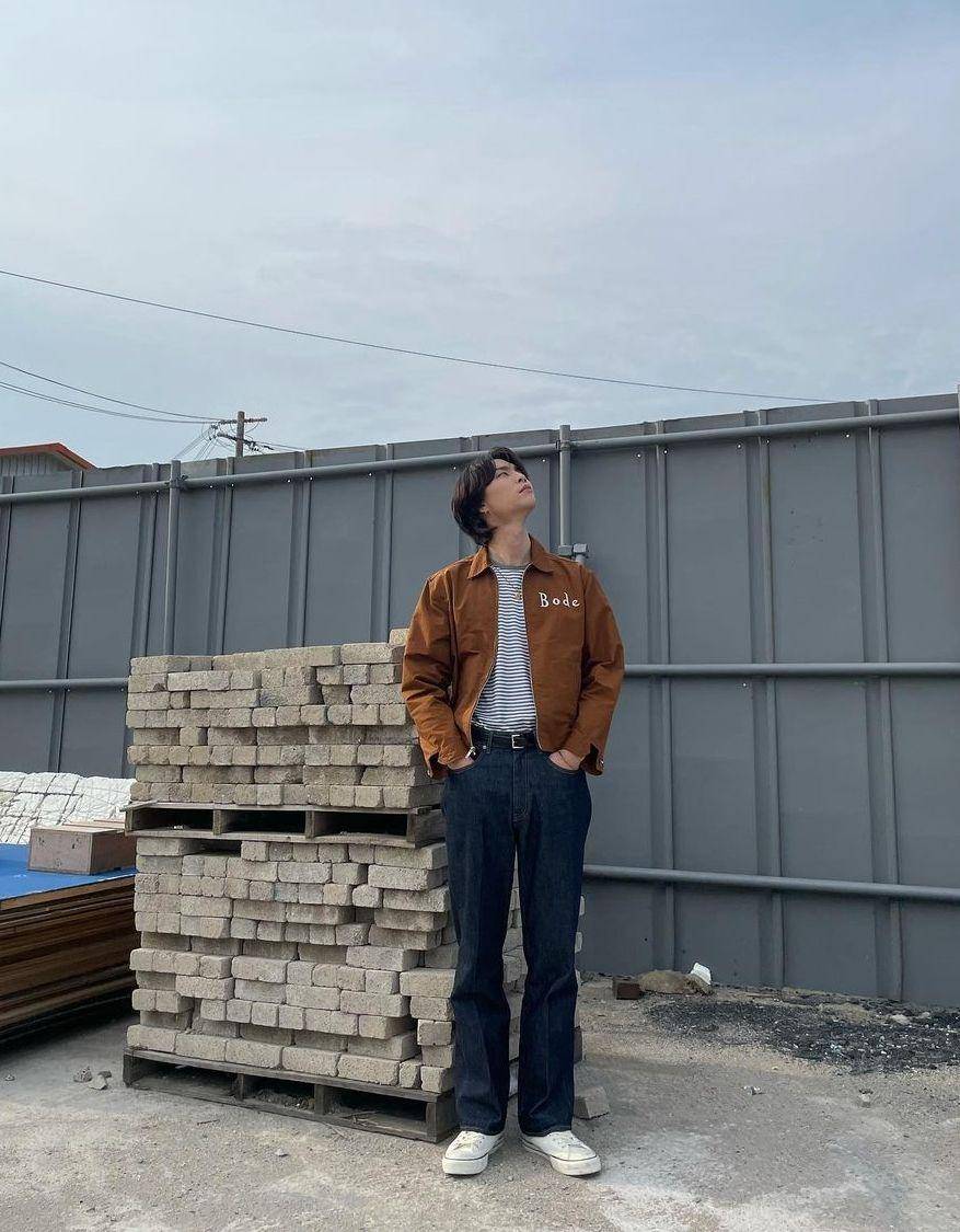padu padan celana jeans ala Johnny NCT. (instagram.com/johnnyjsuh)