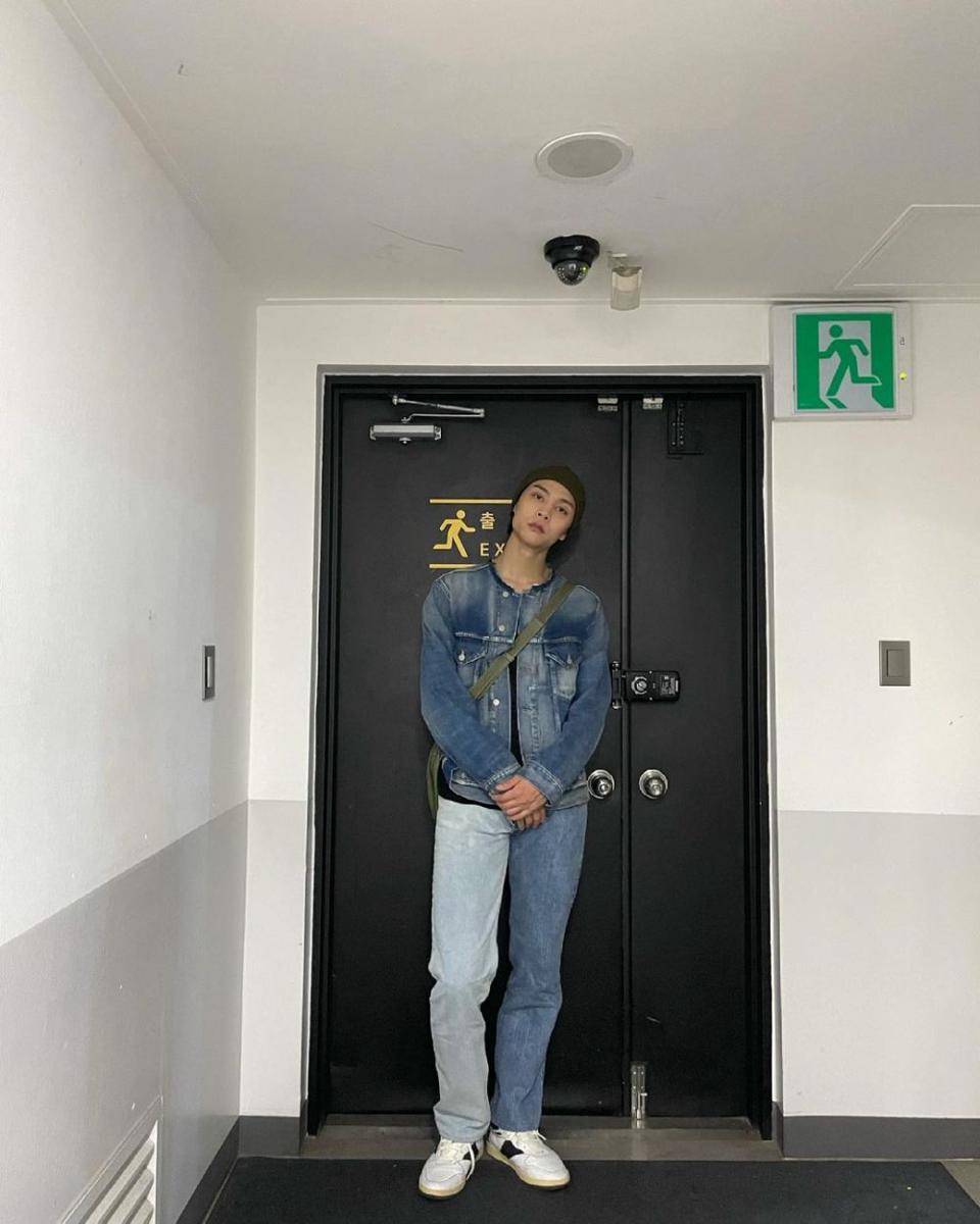 padu padan celana jeans ala Johnny NCT. (instagram.com/johnnyjsuh)