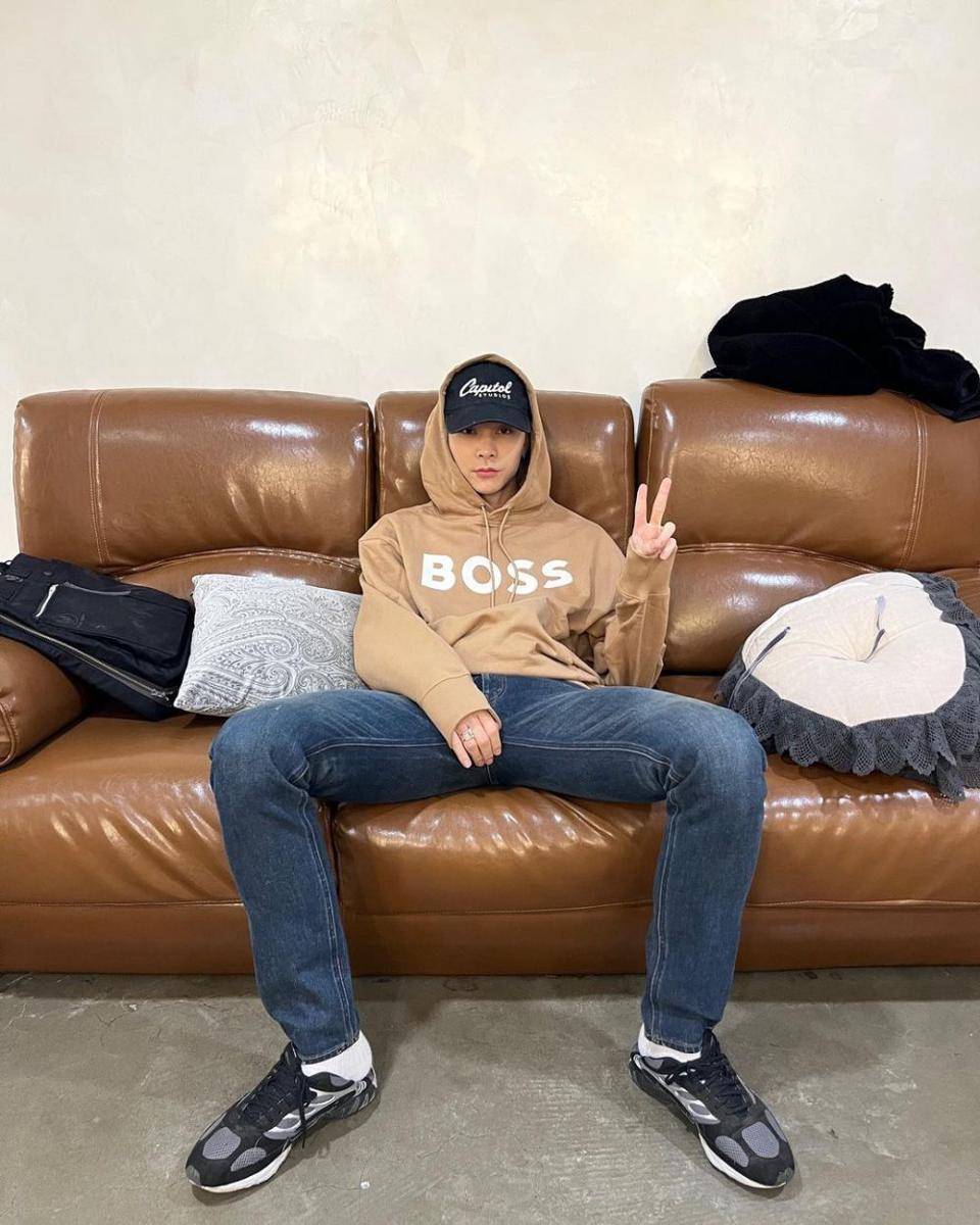 padu padan celana jeans ala Johnny NCT. (instagram.com/johnnyjsuh)