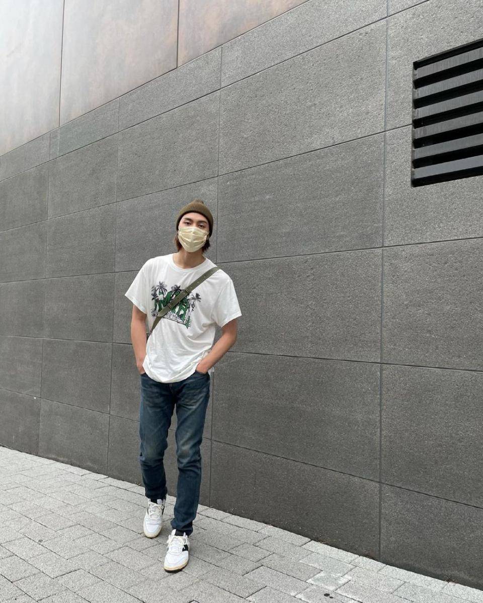padu padan celana jeans ala Johnny NCT. (instagram.com/johnnyjsuh)