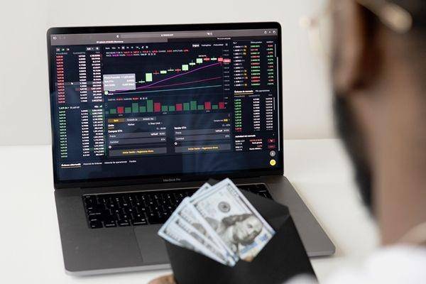 biaya trading sebagai perbedaan binary option dengan spot trading (pexels.com/anna-nekrashevich)