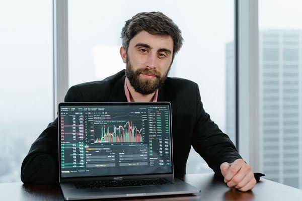 Lisensi sebagai perbedaan binary option dengan spot trading (pexels.com/tima-miroshnichenko)