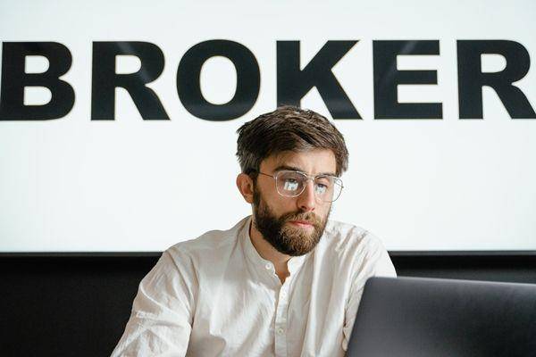 Jenis broker sebagai perbedaan binary option dengan spot trading (pexels.com/tima-miroshnichenko)