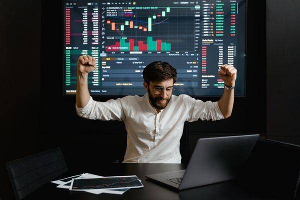 Konsep keuntungan sebagai perbedaan binary option dengan spot trading. (pexels.com/tima-miroshnichenko)