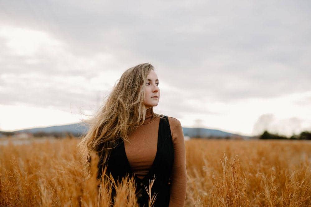 ilustrasi wanita merenung (unsplash.com/Brooke Cagle)