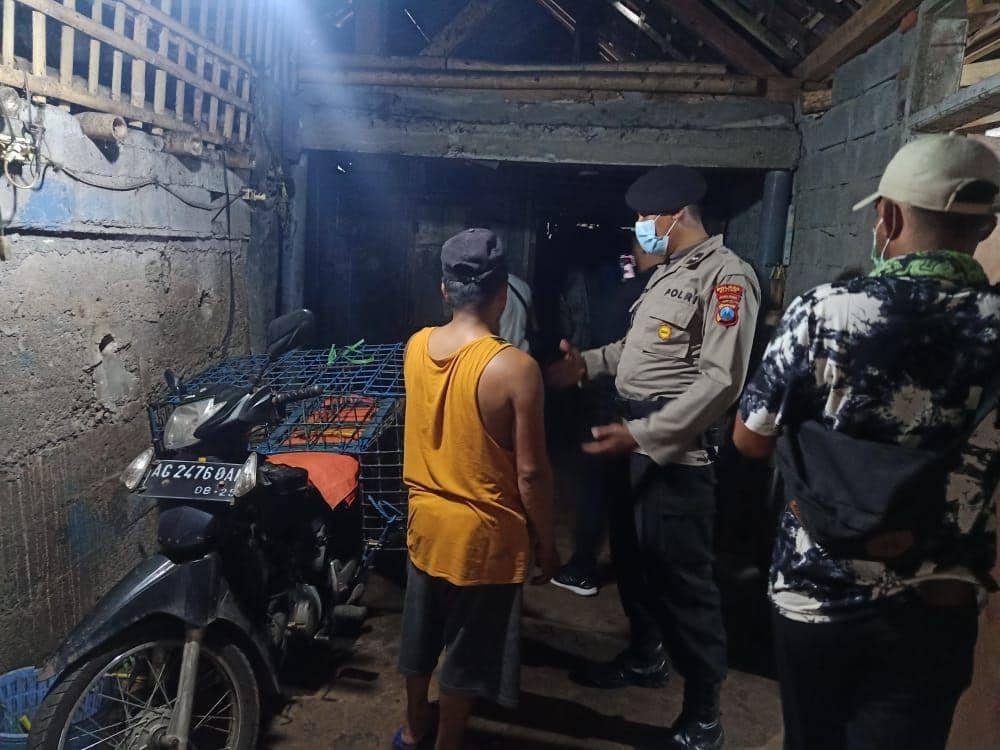 Polisi saat berada di lokasi penjagalan Anjing di Blitar. IDN Times/ dok Polres Blitar