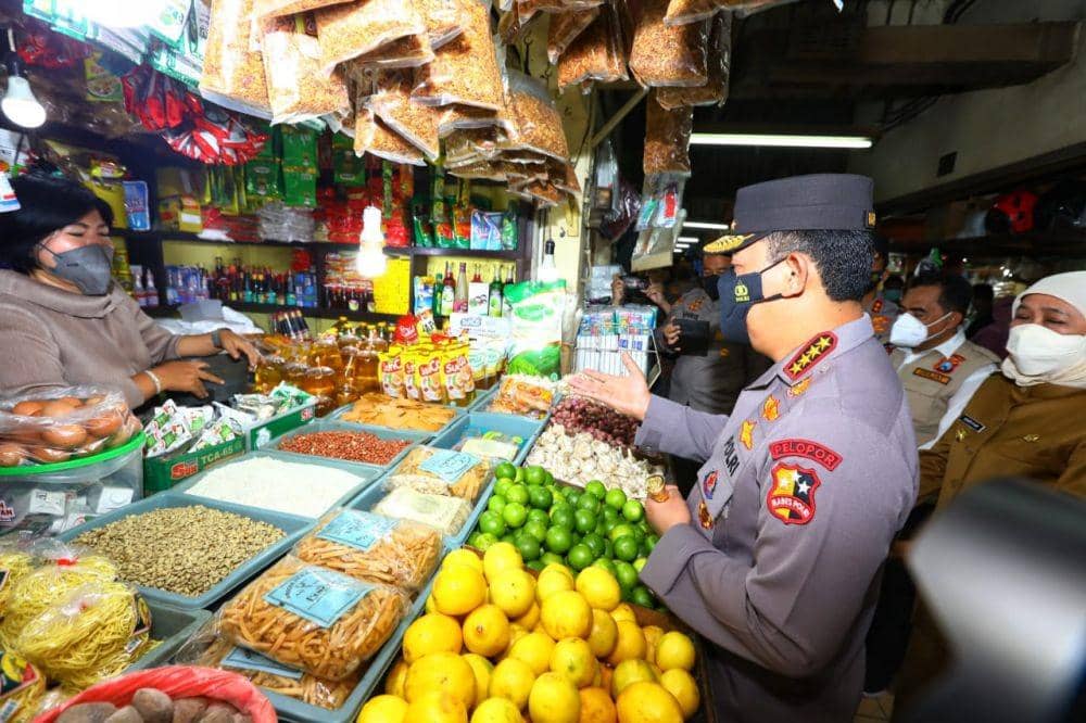 Kapolri, Jendral Listyo Sigit Purnomo saat mengunjungi Pasar Wonokromo Surabaya, Sabtu (26/3/2022). (dok. Humas Polda jatim)