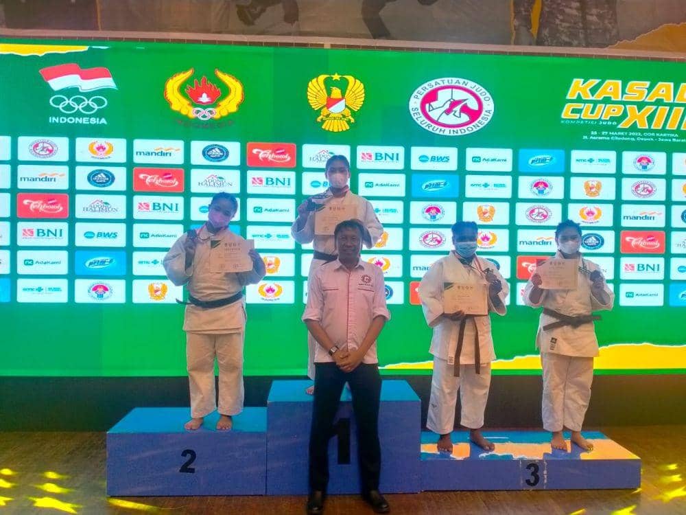 Ketua Umum PJSI Sumut, M Arief Fadhillah bersama atlet Sumut peraih medali emas Kasad Cup XIII di Cilodong, Jawa Barat (Dok.PJSI Sumut)