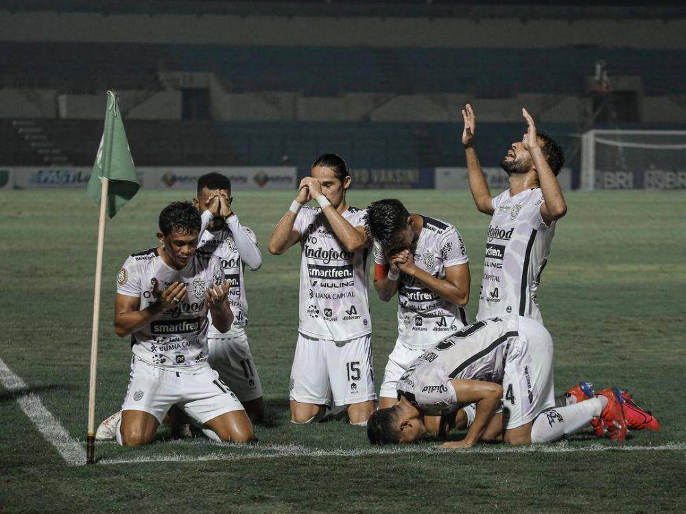 Pemain Bali United tengah merakayan gol (instagram.com/rizkypellu19)