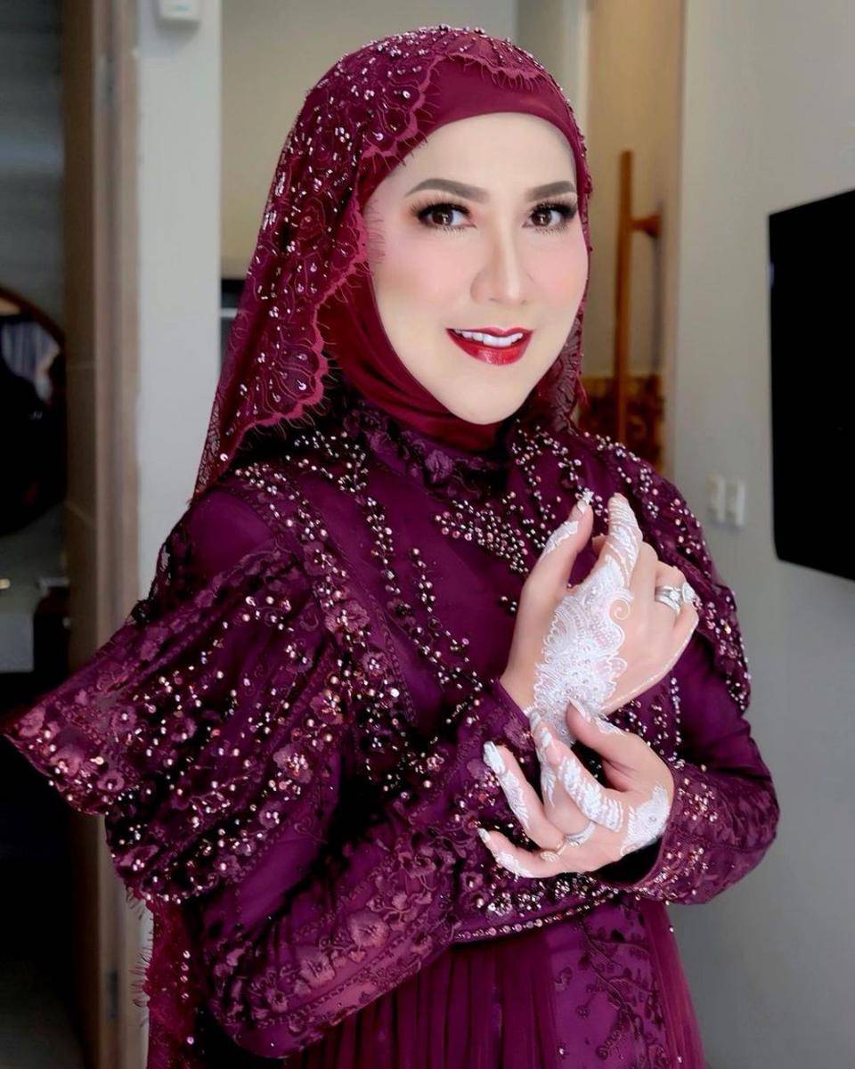 Busana dan makeup Venna Melinda. (instagram.com/olisherawati)