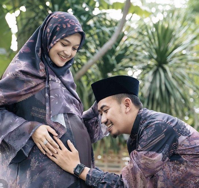 10 Potret Telaten Ustaz Syam Jaga Istri yang Hamil Tua, Suami Siaga