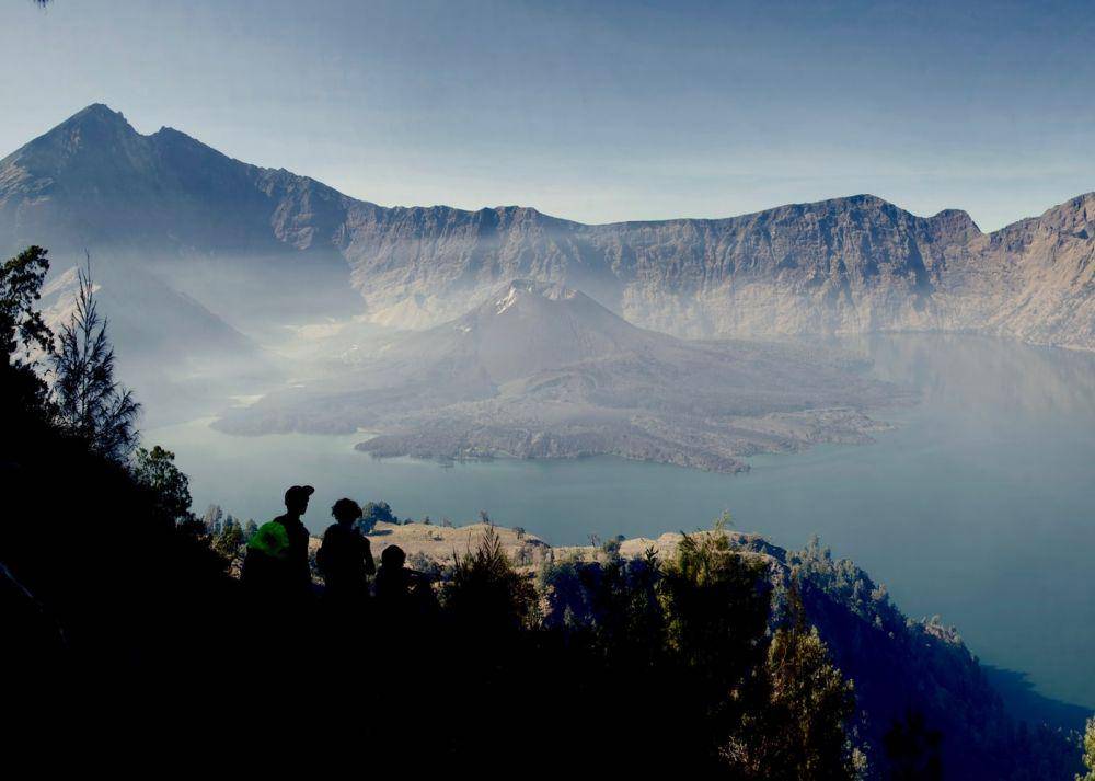 potret Kaldera Gunung Rinjani (unsplash.com/Ari Saaski)