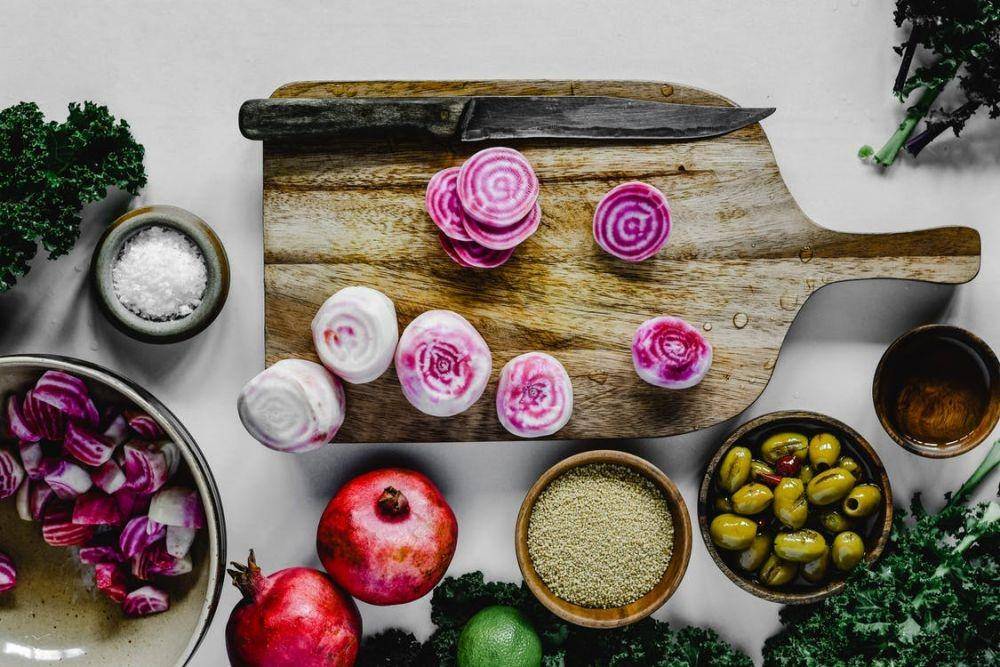 ilustrasi cara mengolah buah bit (pexels.com/Eva Elijas)