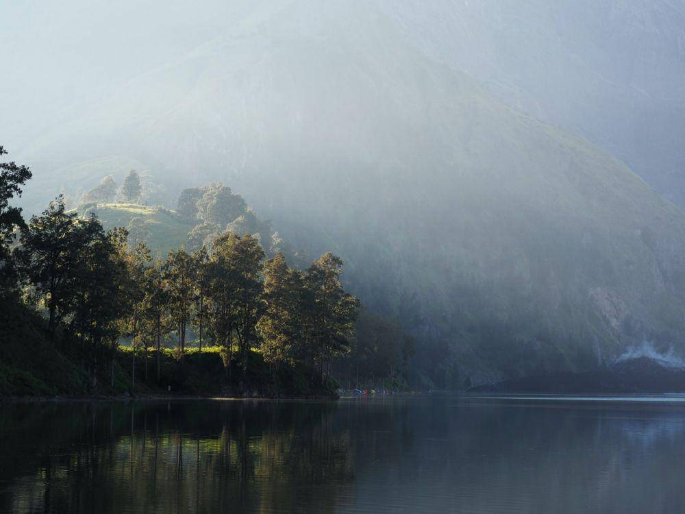 Danau Segara Anak Gunung Rinjani (unsplash.com/Eugene Chow)