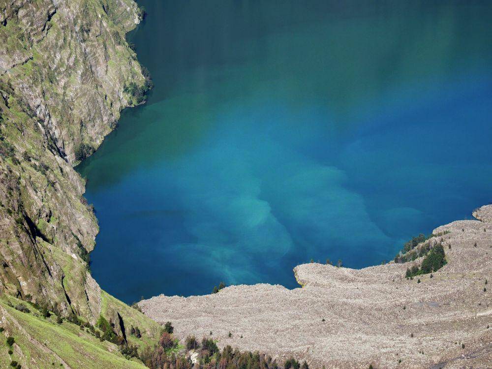 Danau Segara Anak Gunung Rinjani (unsplash.com/Eugene Chow)