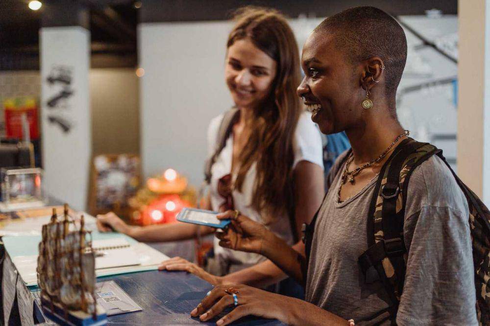 ilustrasi proses check in hotel (pexels/Ketut Subianto)