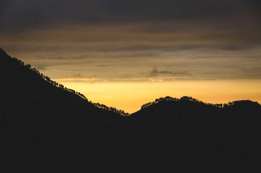 potret dinding Kaldera Gunung Rinjani (unsplash.com/Jonas Verstuyft)