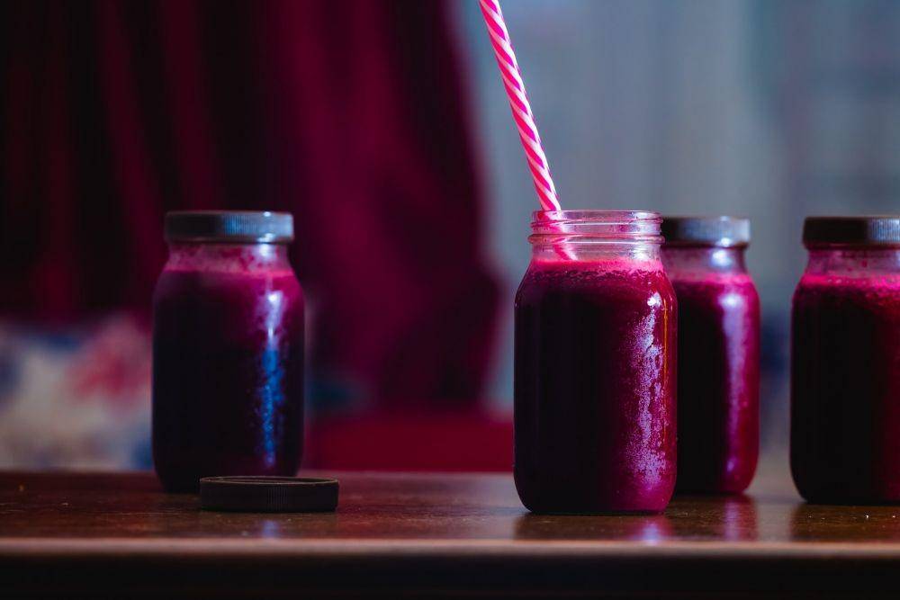 ilustrasi jus buah bit (unsplash.com/K15 Photos)