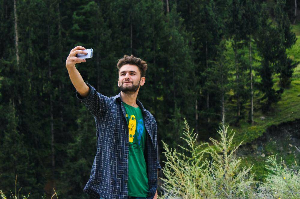 ilustrasi seseorang yang melakukan selfie saat liburan (pexels.com/Farhan Ullah Baig)