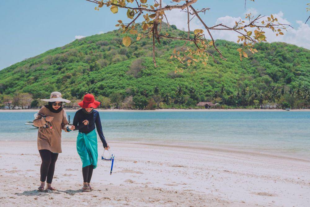 ilustrasi dua orang yang sedang berjalan di tepi pantai (pexels.com/Alifia Harina)