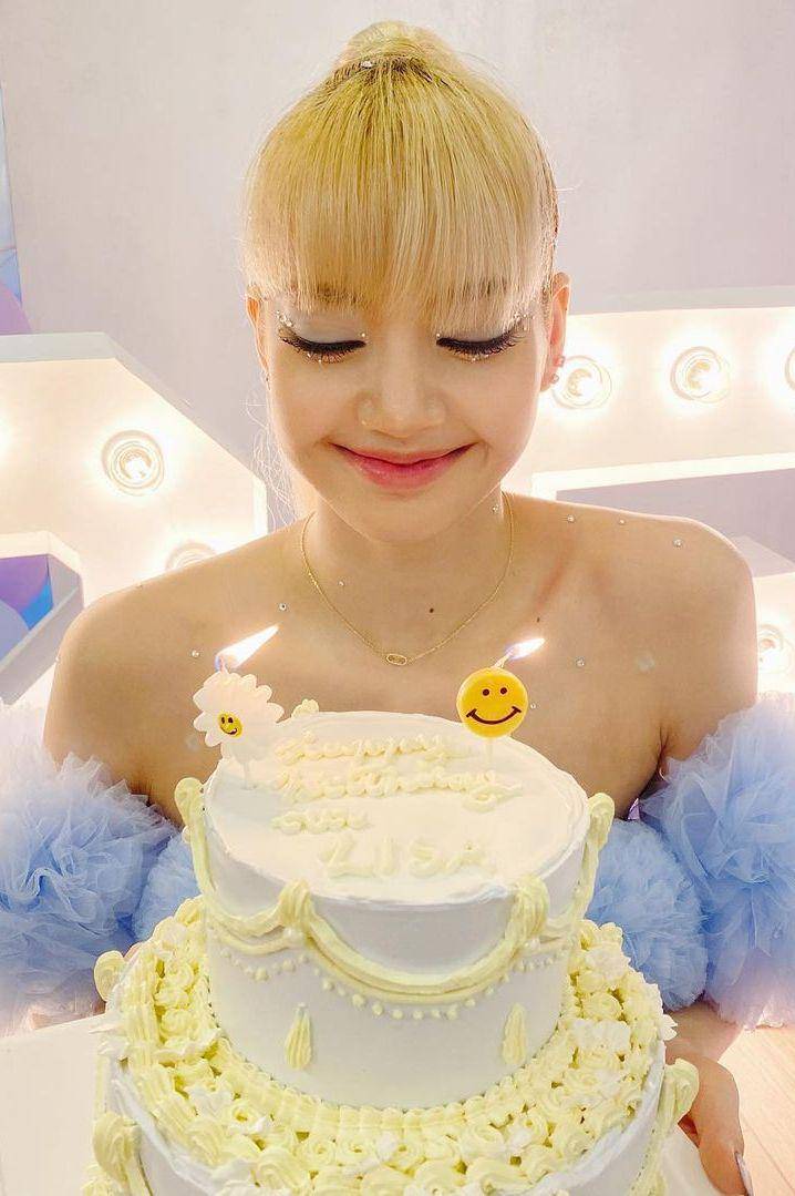 momen Lisa Blackpink rayakan ulang tahun ke-25 (instagram.com/ttweynn)