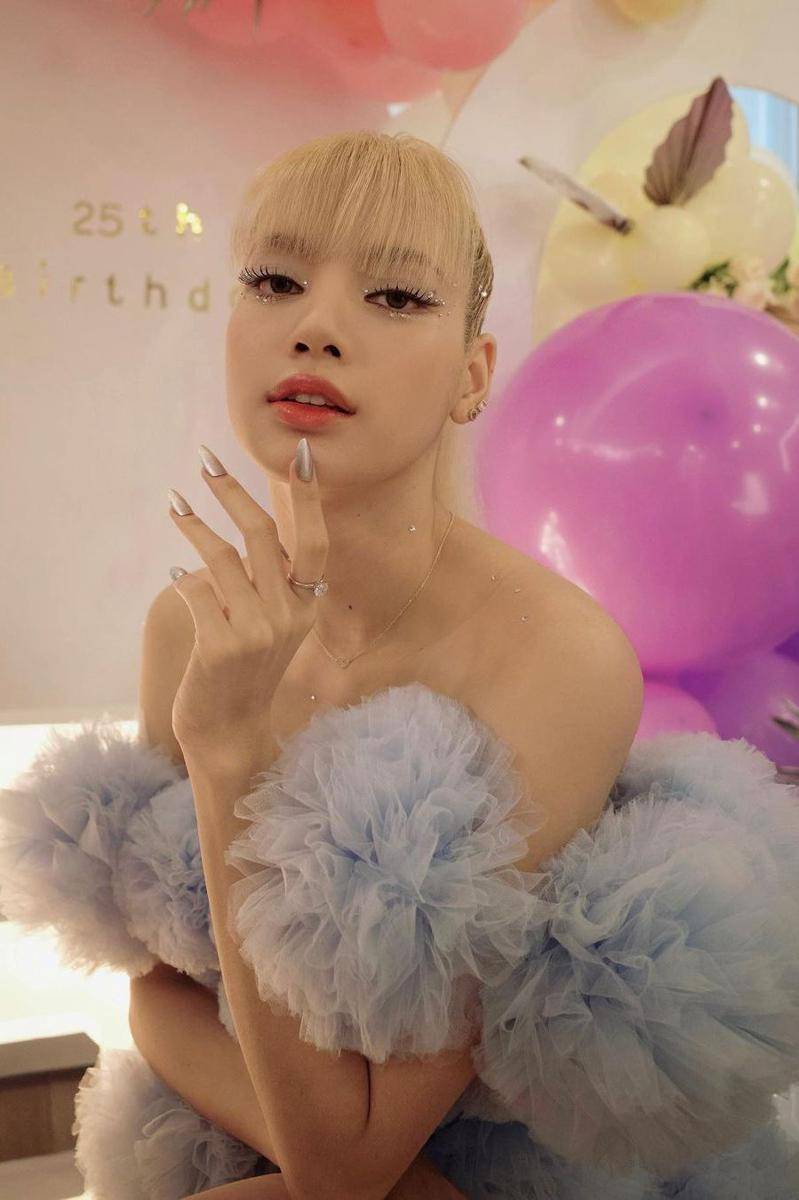 momen Lisa Blackpink rayakan ulang tahun ke-25 (instagram.com/lalalalisa_m)