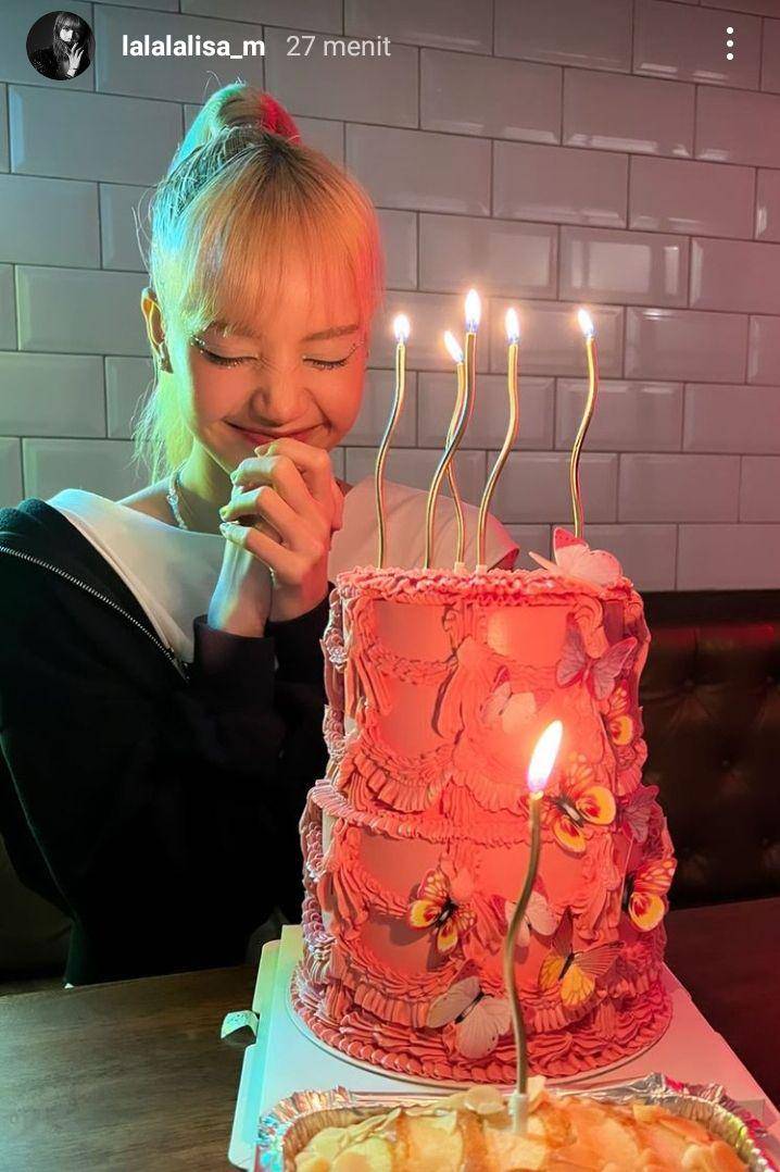 momen Lisa Blackpink rayakan ulang tahun ke-25 (instagram.com/lalalalisa_m)