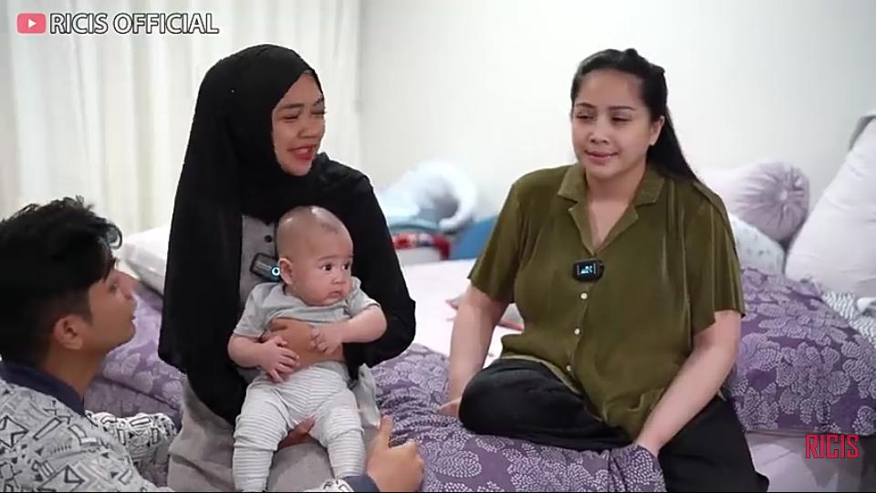 13 Potret Ria Ricis Jenguk Anak-anak Artis, Latihan Jadi Ibu!