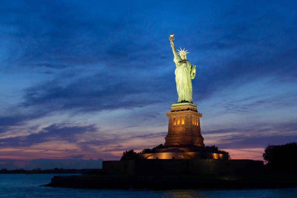 Patung Liberty yang dipotret saat matahari terbenam. (unsplash.com/Tania Fernandez)