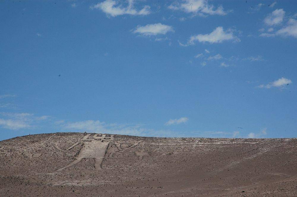 potret geoglyph Atacama Giant (commons.wikimedia.org/File Upload Bot (Magnus Manske). Attribution : Emilio Erazo-Fischer)