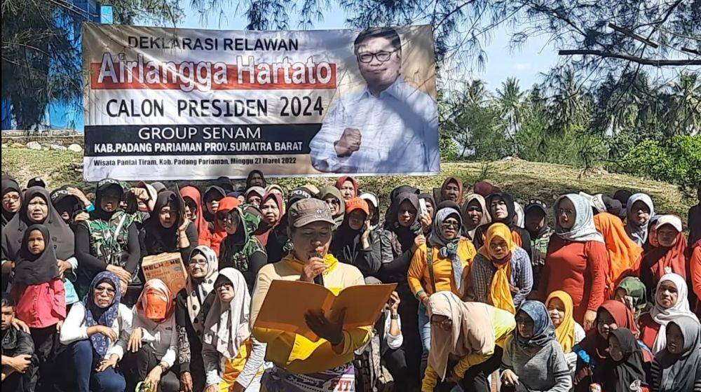 Sejumlah komunitas ibu-ibu di Kabupaten Padang Pariaman mendeklarasikan diri sebagai relawan Airlangga Hartato untuk Calon Presiden 2024. (IDN Times/Istimewa)