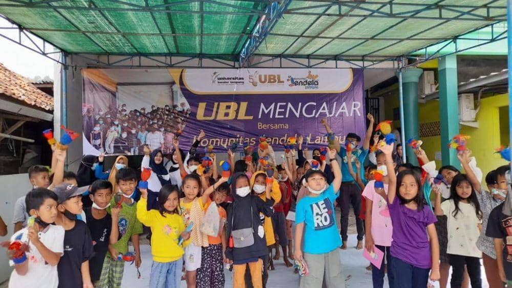 UBL Mengajar digelar di Rumah Baca Komunitas Jendela Lampung, Telukbetung Selatan Bandar Lampung, Minggu (27/3/2022). (Dok. UBL).