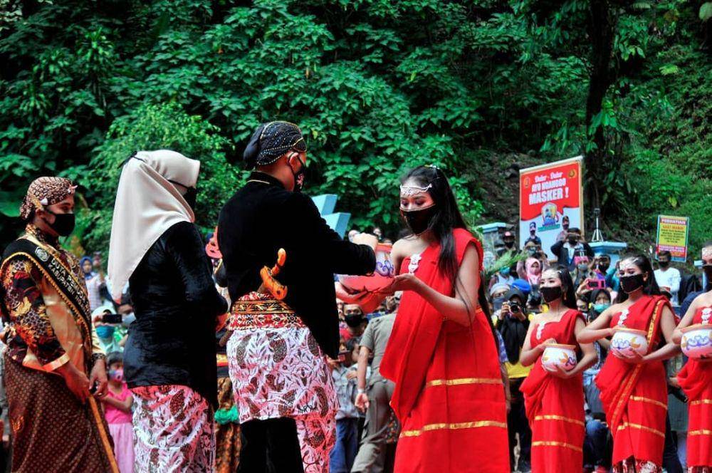Prosesi siraman Air Terjun Sedudo (instagram.com/ctrisnanti_)