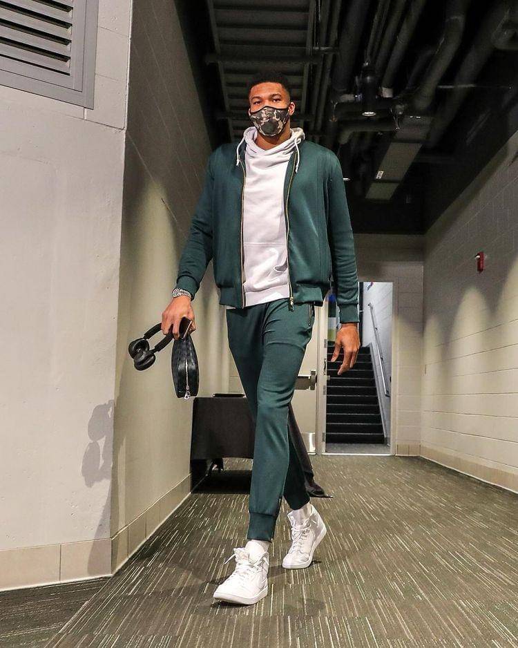 Giannis Antetokounmpo (instagram.com/giannis_an34)