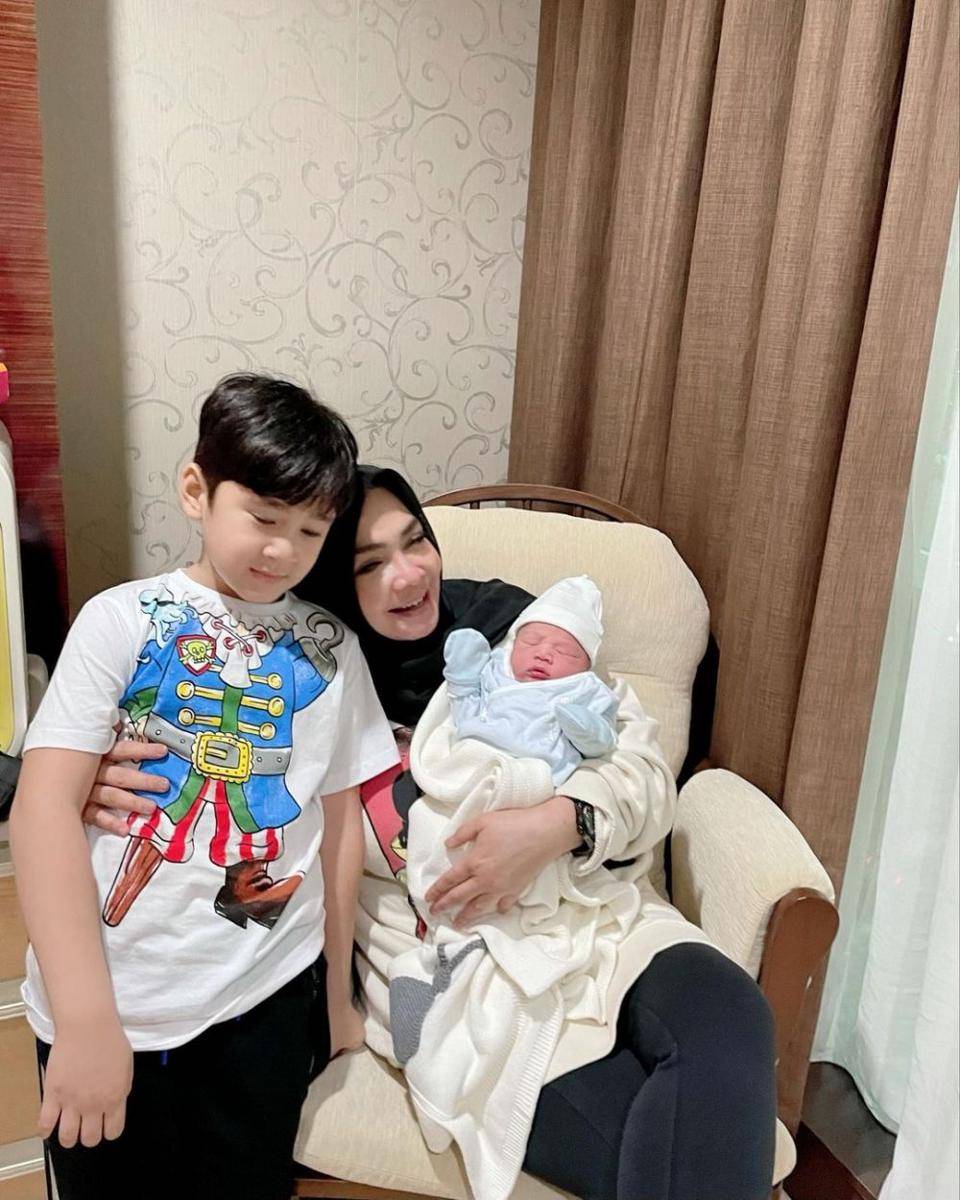 Rieta Amilia dan cucu (instagram.com/rieta_amilia)