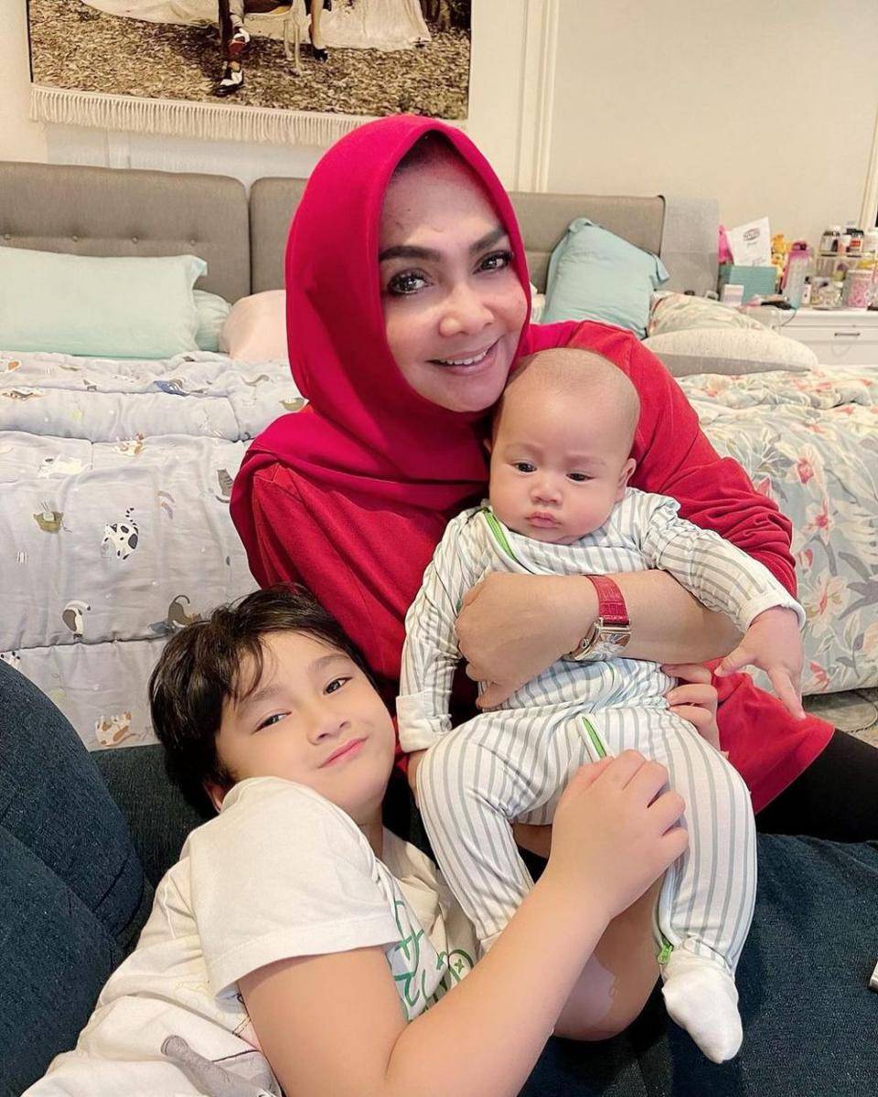Rieta Amilia dan cucu (instagram.com/rieta_amilia)