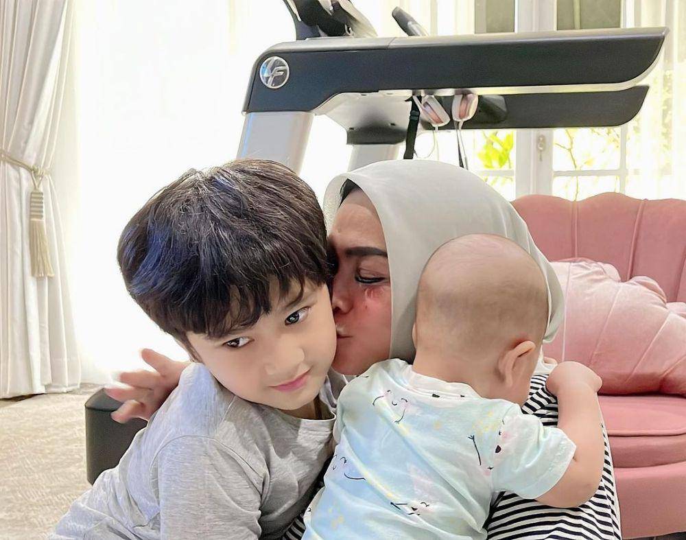Rieta Amilia dan cucu (instagram.com/rieta_amilia)