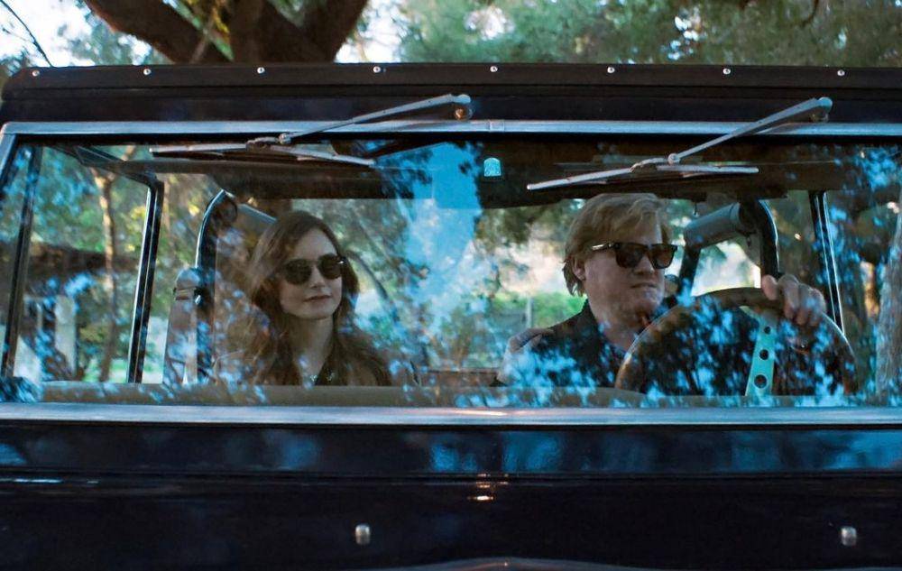 Lily Collins dan Jesse Plemons dalam film Windfall (dok.Netflix/Windfall)