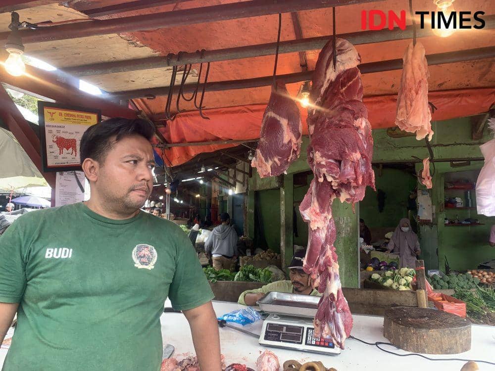 Pedagang daging di Pasar Pasir Gintung. (IDN Times/Rohmah Mustaurida).