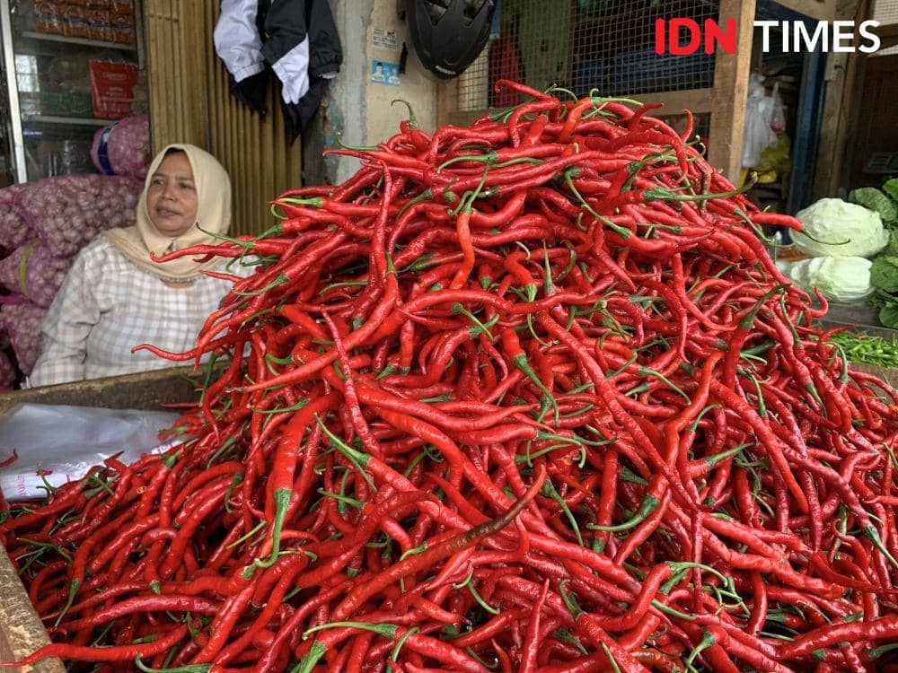 Cabai merah di Pasar Pasir Gintung. (IDN Times/Rohmah Mustaurida).