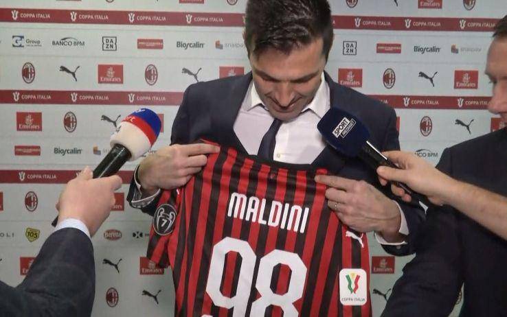 Buffon saat memamerkan jersey Daniel Maldini (Sky Sports Italia)
