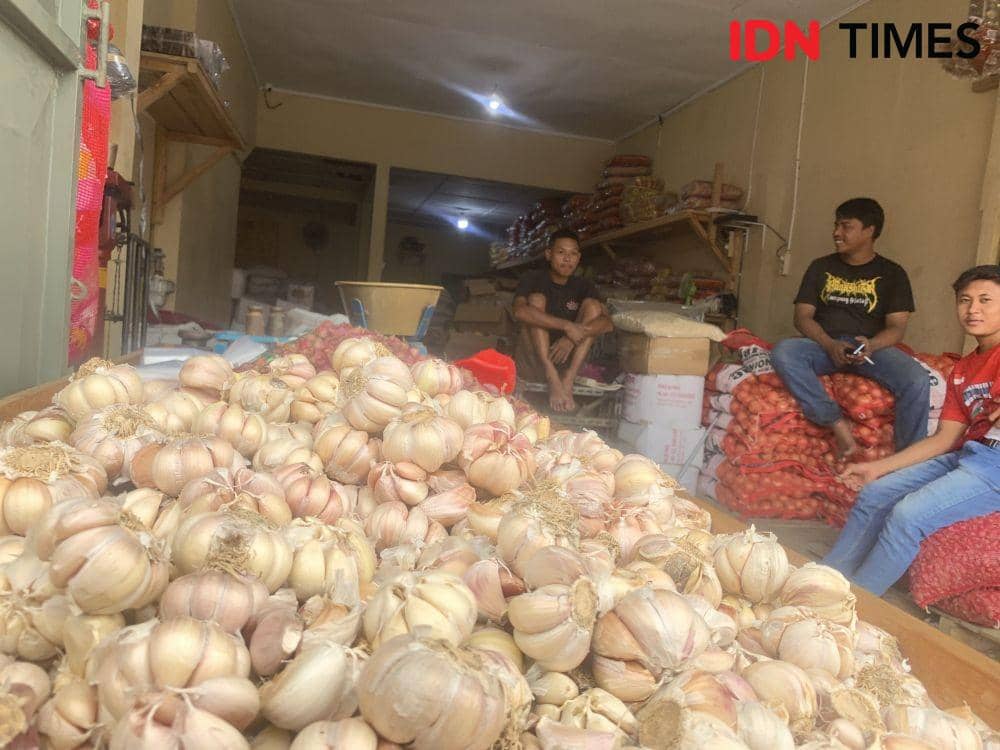 Kios pedagang bawang putih di Pasar Pasir Gintung. (IDN Times/Rohmah Mustaurida).