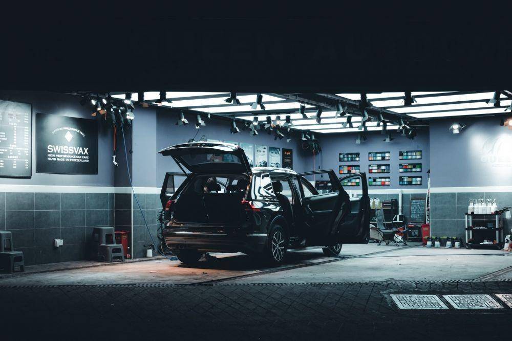 Ilustrasi Perbaikan Mobil di Bengkel (unsplash.com/Chi Xiang)
