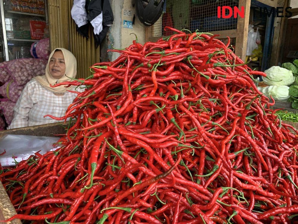 Pedagang Cabai merah di Pasar Tradisional. (IDN Times/Rohmah Mustaurida).