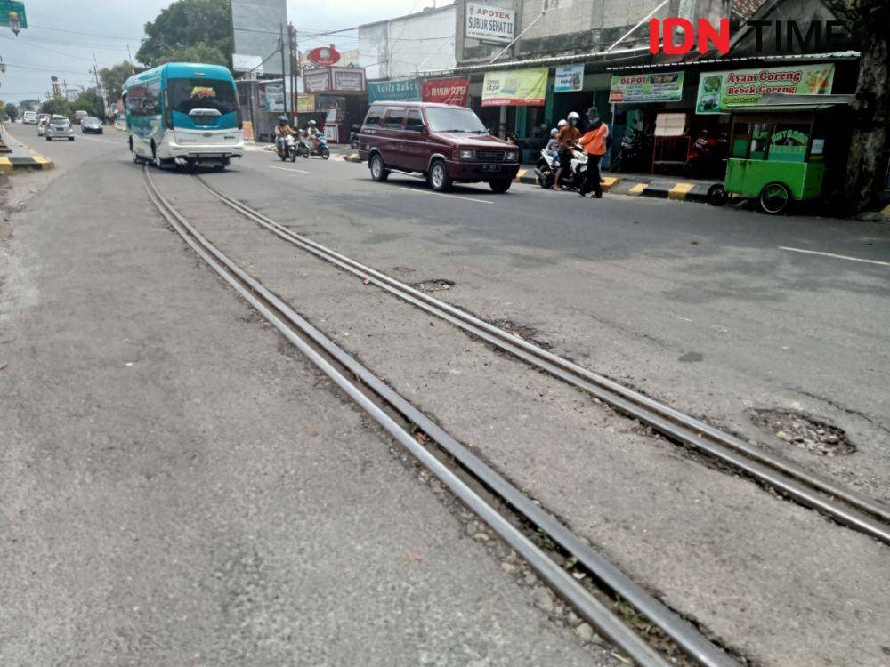 Rel serong di Jalan Yos Sudarso, Kota Madiun yang dinilai rawan kecelakaan terutama bagi pengendara sepeda motor. IDN Times/Nofika Dian Nugroho