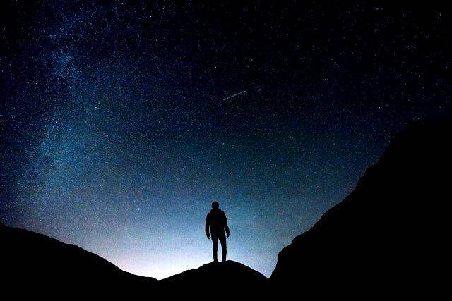 gambar seseorang sedang menatap bintang (unsplash.com/Joshua Earle)