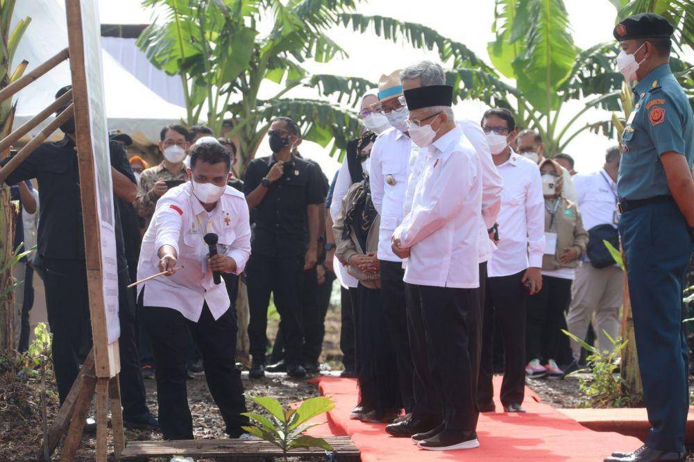 Wapres mengikuti kegiatan menanam jagung kedelai di Kabupaten Purwakarta, Senin (28/3/2022). (Dok. Kementan)