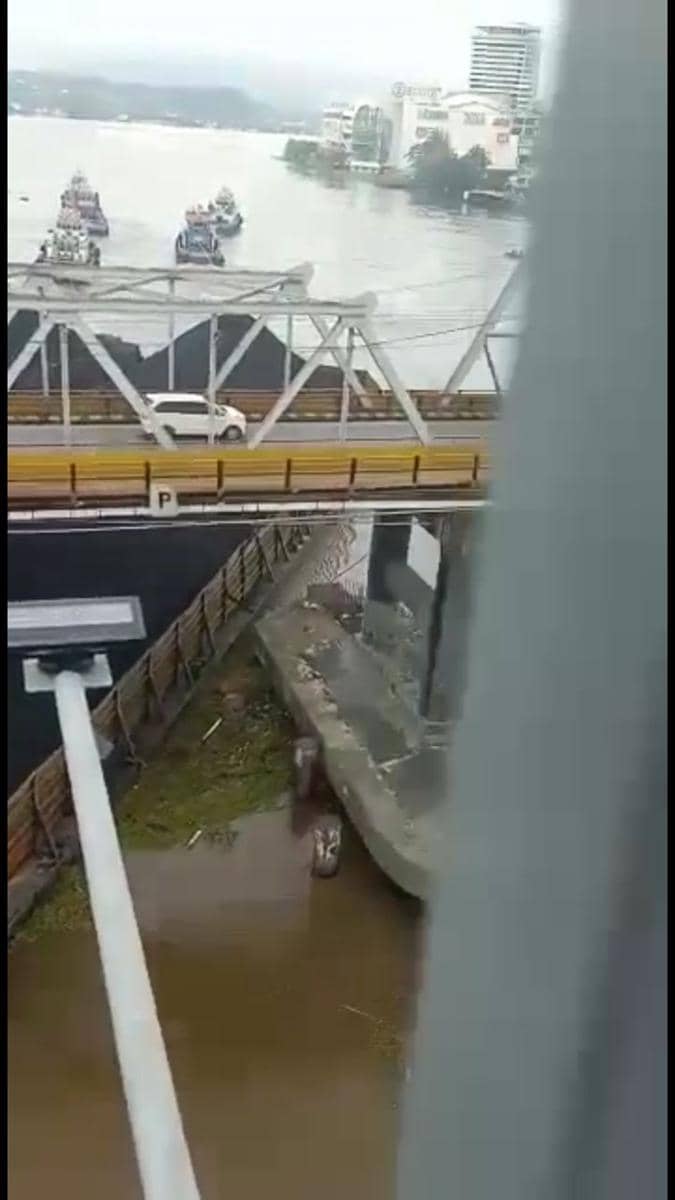 Kapal ponton muat batu bara menyangkut di pilar jembatan Mahakam, Samarinda (istimewa)