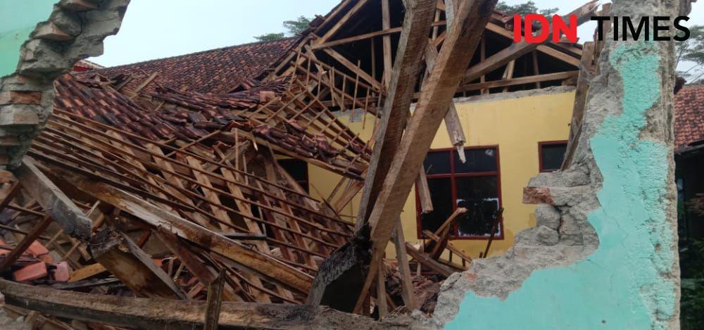 Diterjang Hujan Deras, Sekolah di Bandung Barat Ambruk