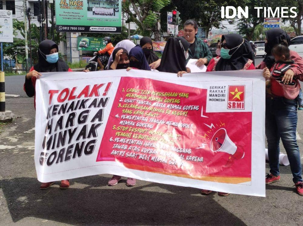 Harga Minyak Goreng Meroket, Emak-emak Curhat ke Kantor DPRD Lampung